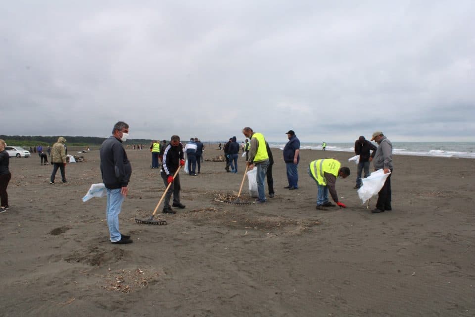 ფოთში ზღვის სანაპირო დაასუფთავეს