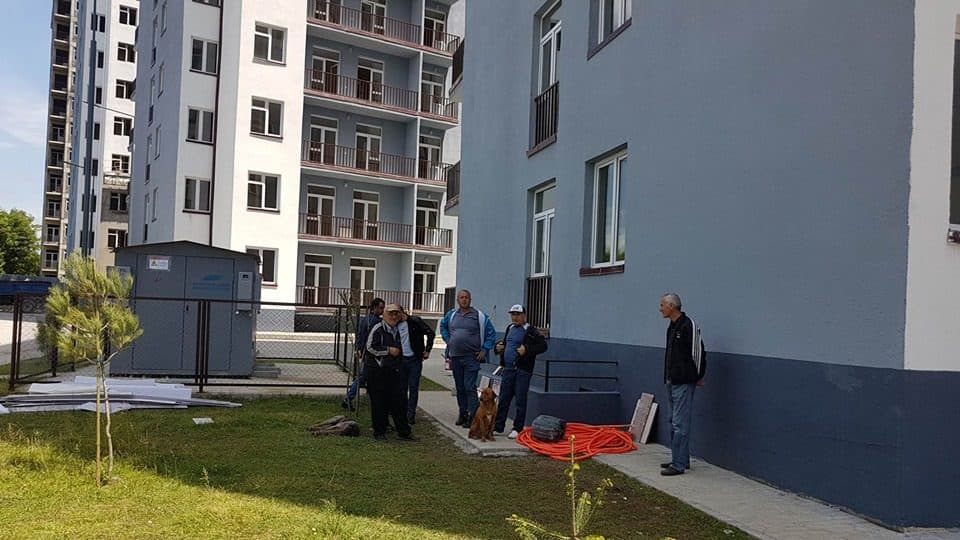 სამშენებლო კომპანიის მუშებმა ზუგდიდში საპროტესტო აქცია გამართეს