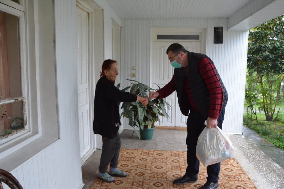 ჩხოროწყუს მერი საპატიო ჩხოროწყუელებს ესტუმრა და მათ გიორგობა მიულოცა