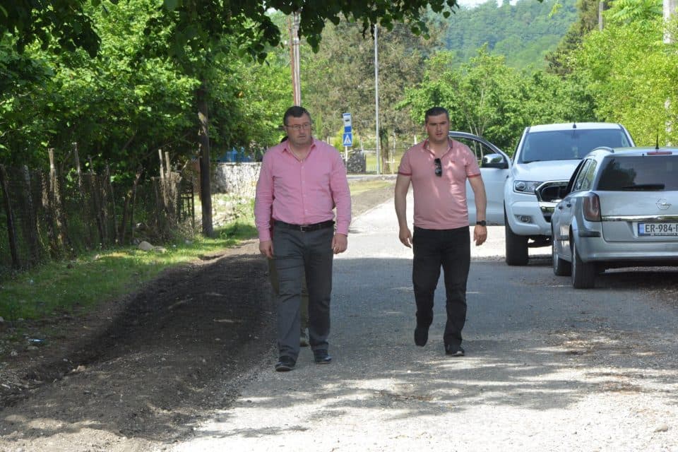 სოფელ ხაბუმეში, ჟუღუს უბნის მიმართულებით, საავტომობილო გზის რეაბილიტაცია მიმდინარეობს