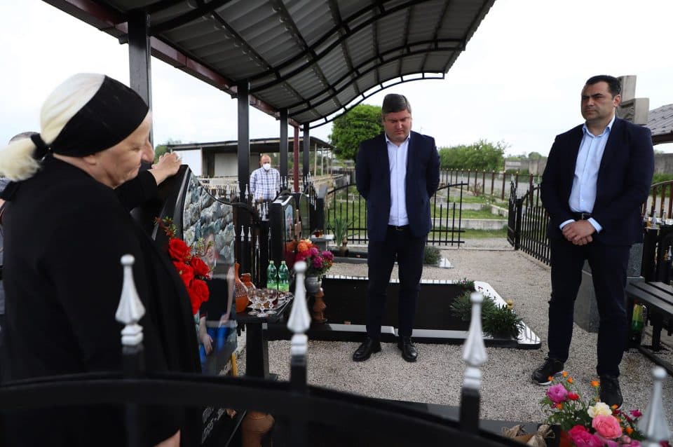 გუბერნატორმა და ზუგდიდის მერმა გიგა ოთხოზორიას საფლავი ყვავილებით შეამკეს