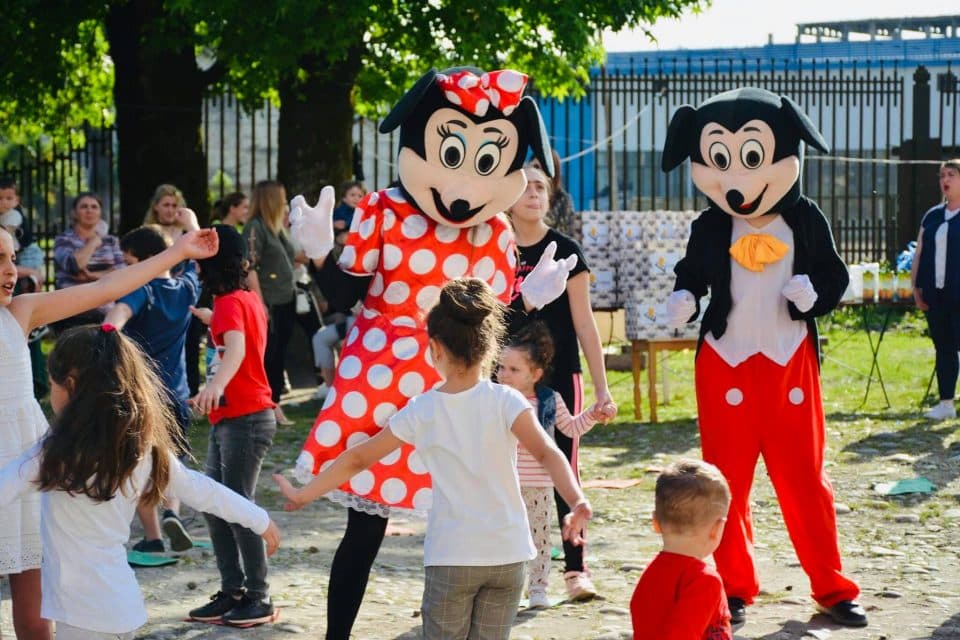 ზუგდიდში, კომპაქტურად ჩასახლებული დევნილი 60 ბავშვისთვის საქველმოქმედო აქცია გამართა