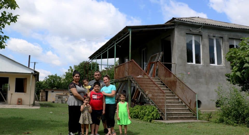 სენაკში, დევნილ ოჯახებს, საცხოვრებელი ფართები საკუთრებაში გადაეცათ