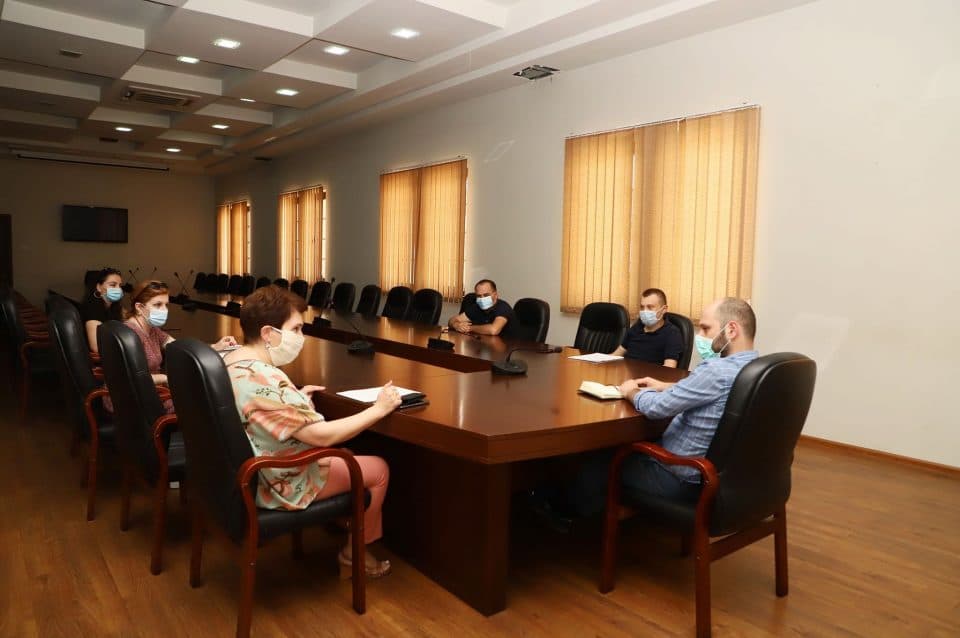 ზუგდიდის მერიამ 1 მცირეწლოვანს სასმენი აპარატი შეუძინა