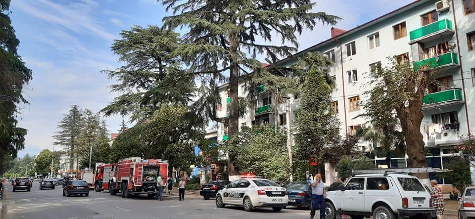 ზუგდიდში საცხოვრებელი კორპუსს ხანძარი გაუჩნდა