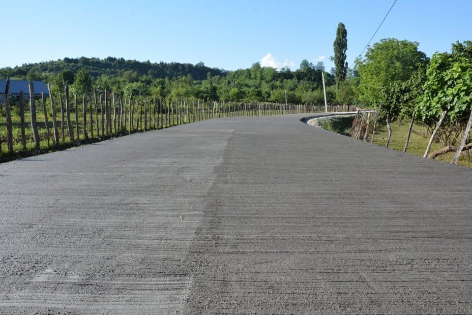 სოფელ ახუთში ასფალტირებული გზა იგება