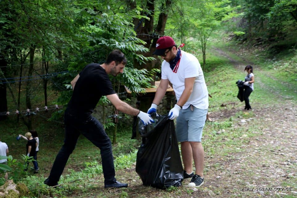 დასუფთავების აქცია სენაკში