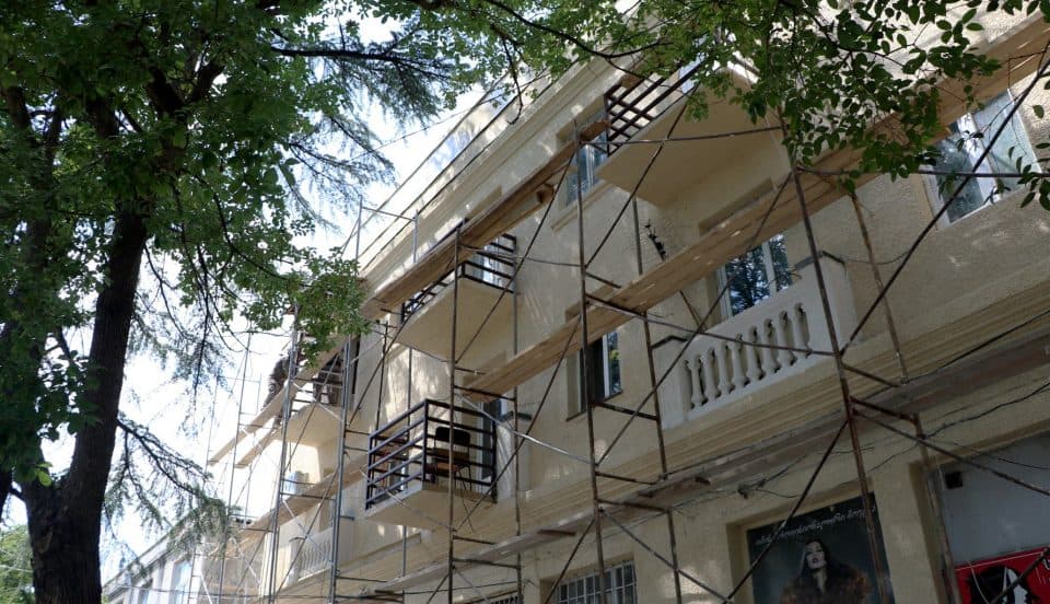 სენაკში, მრავალბინიანი კორპუსების ფასადების რეაბილიტაციის პროცესი მიმდინარეობს