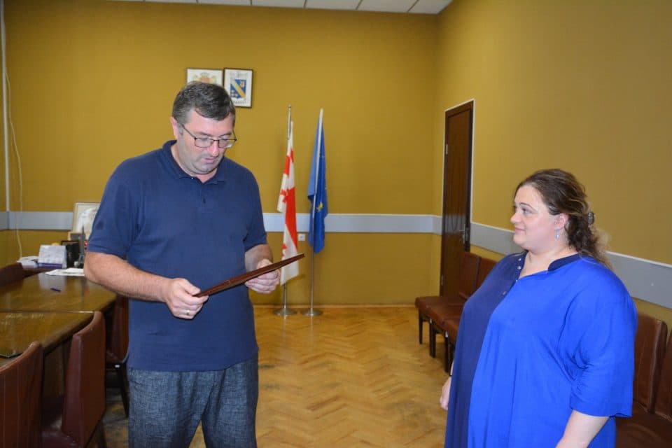 ჩხოროწყუს მერმა მაკა სართანიას მადლობის სიგელი გადასცა