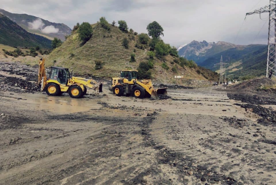 მესტიის სოფლებში სტიქიის შედეგად დაზიანებულ გზებზე აღდგენითი სამუშაოები დაიწყო