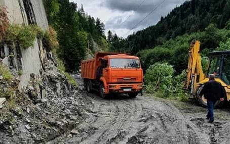 სოფელ ადიშთან მისასვლელი დროებითი გზის მოწყობა დასრულდა