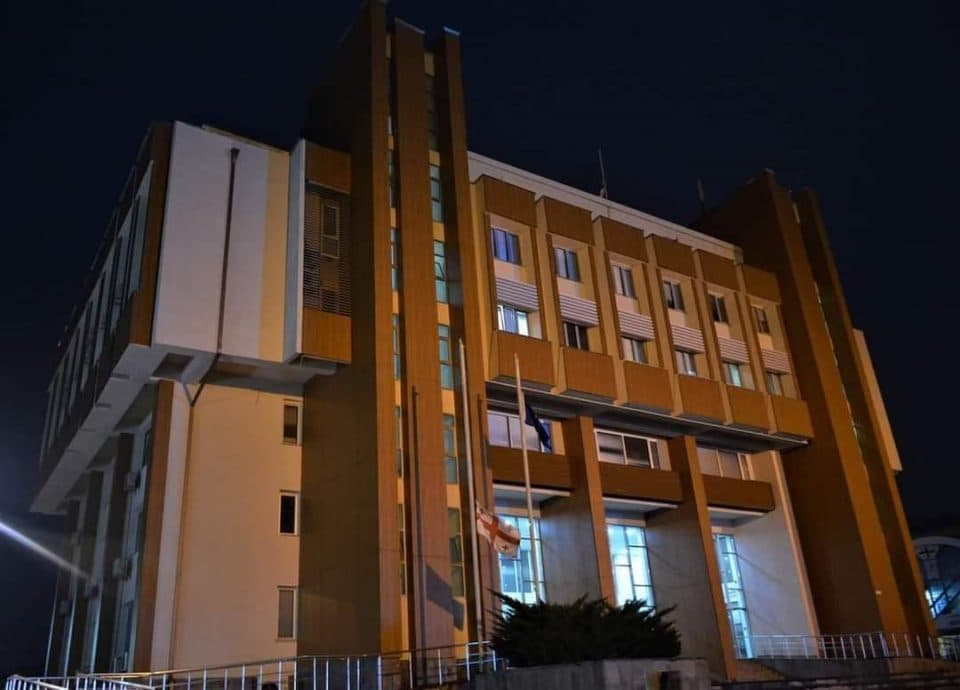 გლოვის დღესთან დაკავშირებით, სამეგრელო-ზემო სვანეთის სახელმწიფო რწმუნებულის ადმინისტრაციის შენობაზე სახელმწიფო დროშა დაეშვა