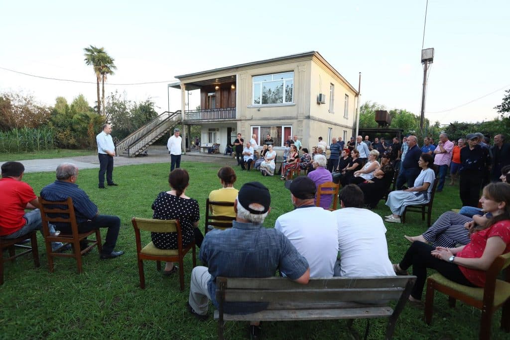 “ამ სოფელმა კარგად იცის ოკუპაციის უმძიმესი ტვირთი”- ირაკლი ჩიქოვანი ორსანტიაში ადგილობრივებს შეხვდა - image 2