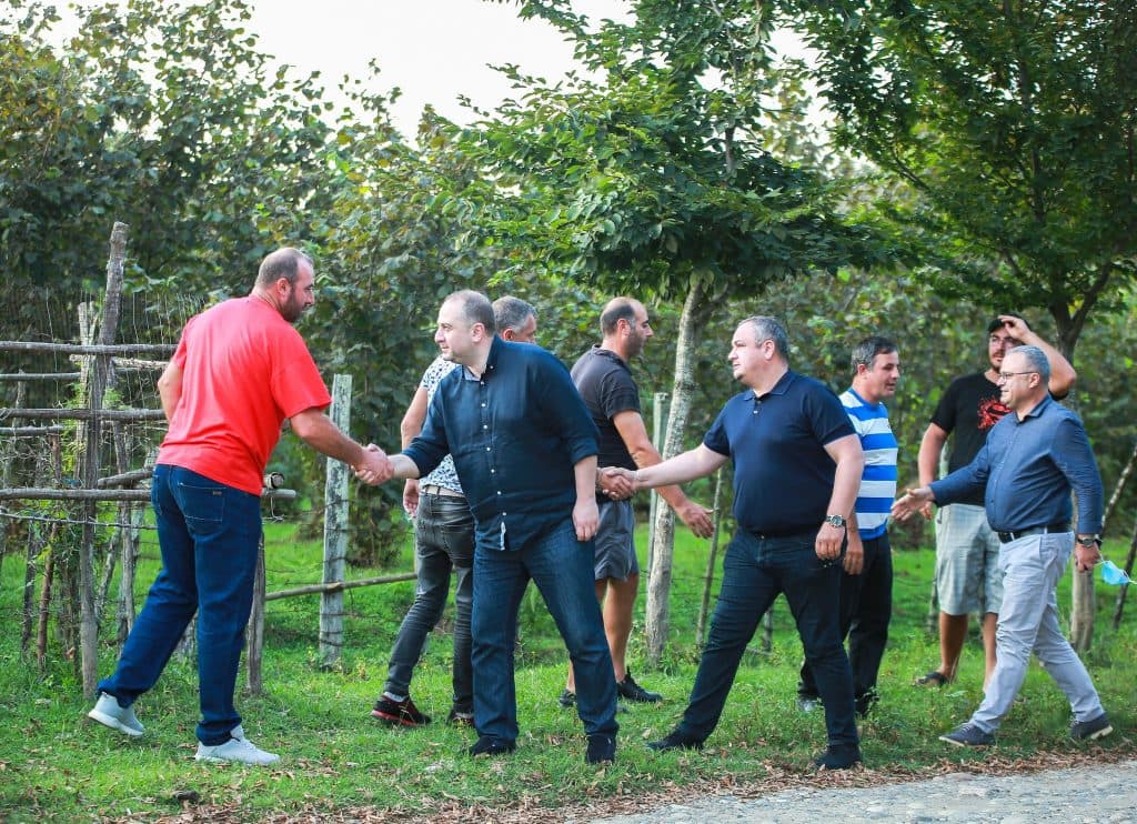 ირაკლი ჩიქოვანი სოფელ კახათში ადგილობრივებს შეხვდა - image 2