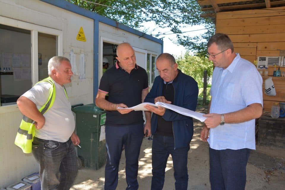 ხელისუფლების წარმომადგენლები ჩხოროწყუში, სკოლის სამშენებლო სამუშაოებს გაეცნენ