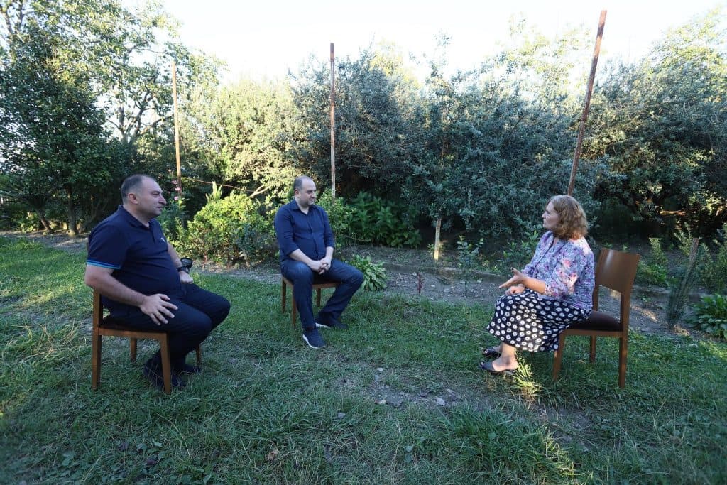 ირაკლი ჩიქოვანი, დარჩელში, იტალიიდან დაბრუნებულ ნინო ხუფენიას შეხვდა - image 2