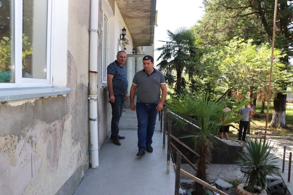 ხობის მერის მოადგილე სკოლაში მიმდინარე სამშენებლო სამუშაოებს გაეცნო
