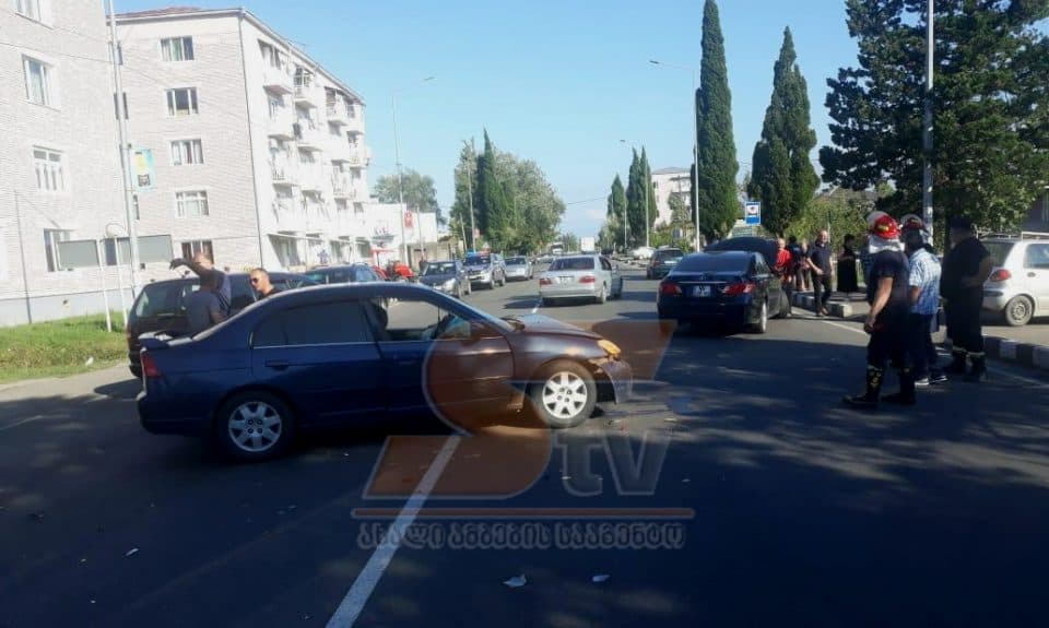 ავტოსაგზაო შემთხვევა აბაშაში -დაშავებულია ოთხი ადამიანი