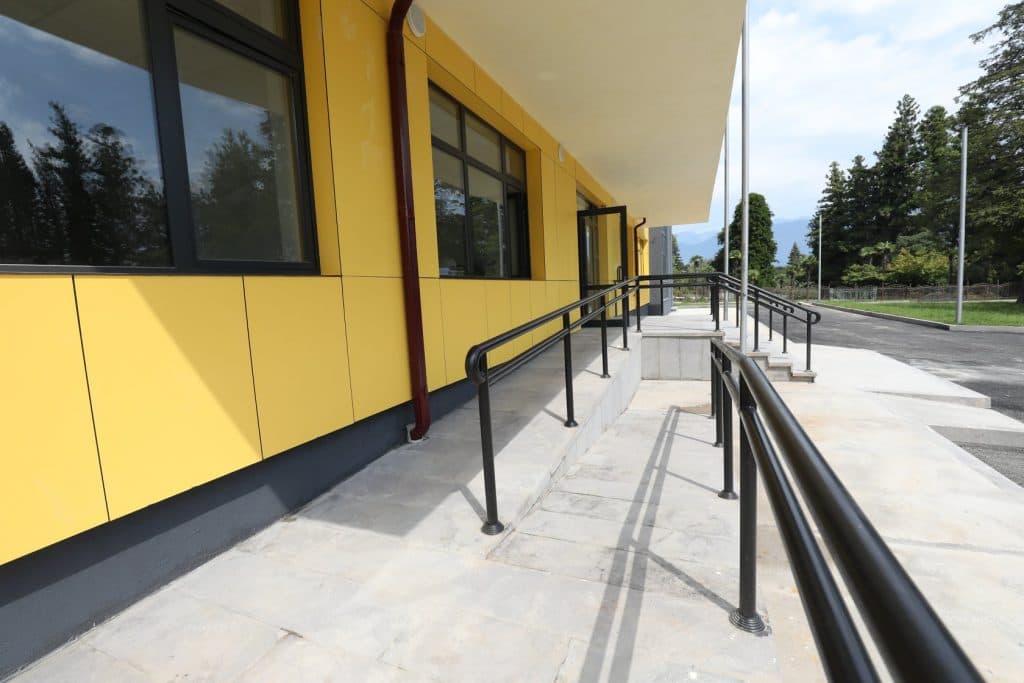 მიხეილ ჩხენკელმა წალენჯიხის მუნიციპალიტეტის სოფელ ეწერის ახლადაშენებული სკოლა მოინახულა - image 3