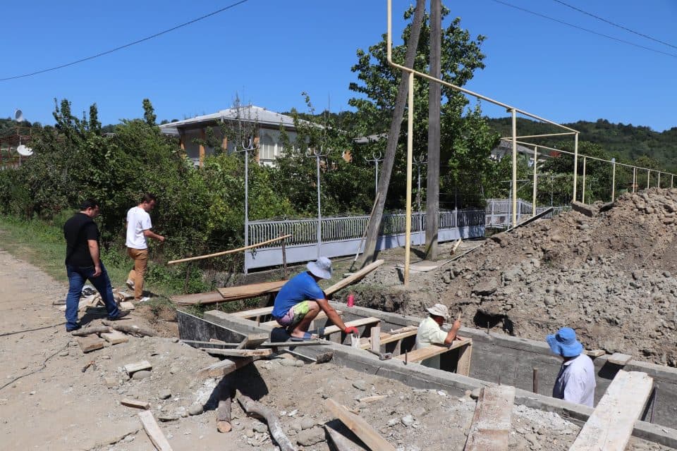 სოფელ ნოჯიხევში სანიაღვრე არხის რეაბილიტაცია მიმდინარეობს