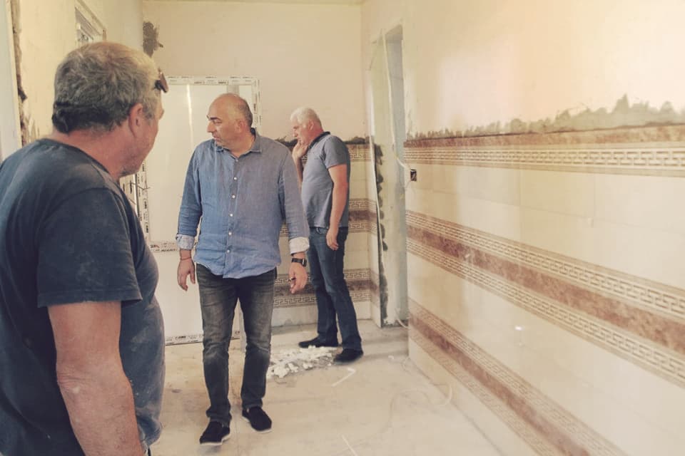 ქალაქ ჯვარის მეორე საჯარო და წყოუშის საბაზისო სკოლებში სველი წერტილებისა და პანდუსების მოწყობის სამუშაოები მიმდინარეობს