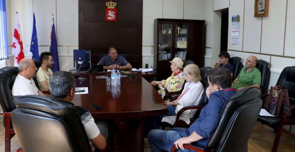 სენაკის მერმა რეგიონული თეატრების ფესტივალის საორგანიზაციო ჯგუფთან შეხვედრა გამართა