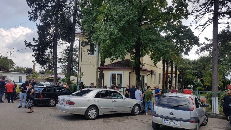 სოფელ ნაცატუს მოსახლეობა ზუგდიდის პოლიციასთან აქციას მართავს და დაკავებულის გათავისუფლებას ითხოვს