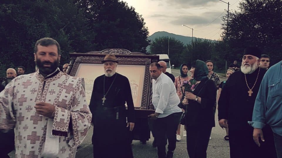 ენგურის ხიდიდან ამ წუთებში გადმოაბრძანეს აფხაზეთიდან დაბრუნებული ღვთისმშობლის ხატი