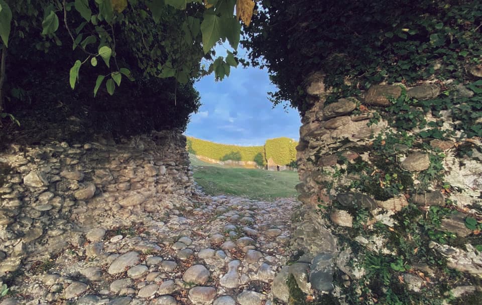 “შეჭრა”- ზუგდიდის დადიანის თეატრი რუხის ციხეში მონოსპექტაკლს დღეს წარმოგვიდგენს