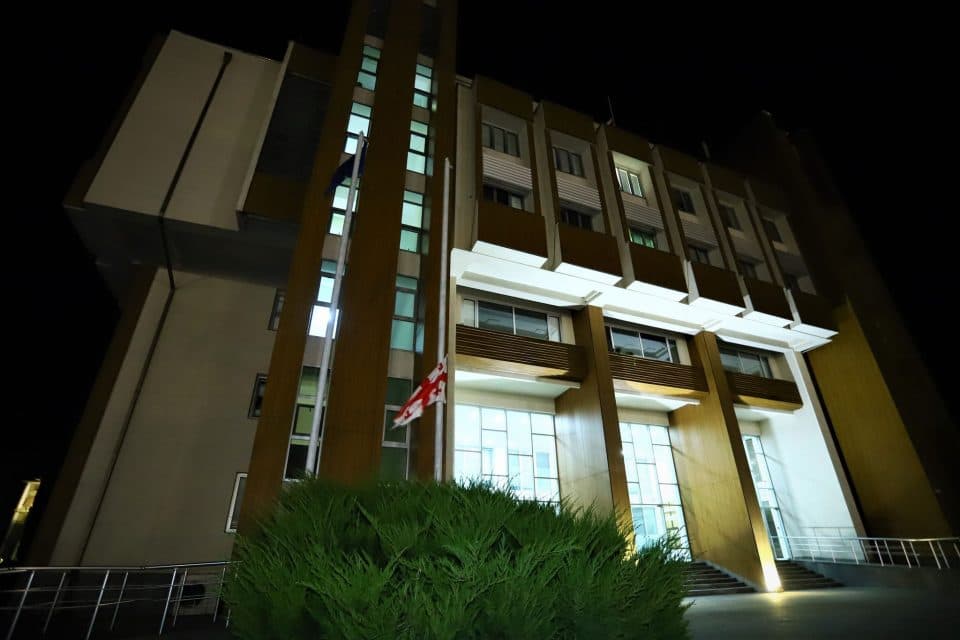 სოხუმის დაცემის დღესთან დაკავშირებით სამეგრელოში ადმინისტრაციული ორგანების შენობებზე სახელმწიფო დროშები დაშვებულია