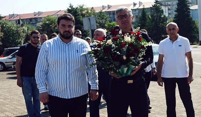 ირაკლი ხახუბიამ ნიკო ნიკოლაძის ძეგლი ყვავილებით შეამკო