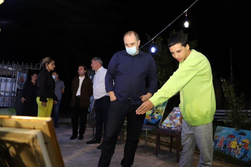 ირაკლი ჩიქოვანი გიგი სიჭინავას ნახატების გამოფენას დაესწრო