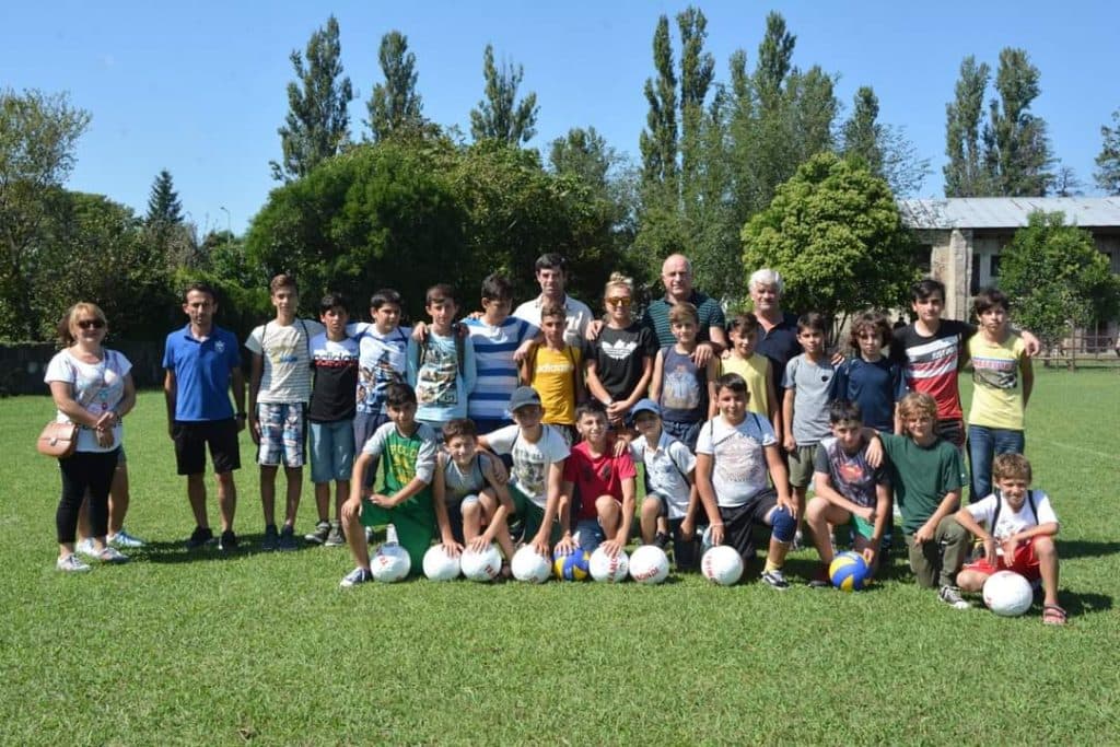 ჯუმბერ იზორიას ინციატივით შექმნილმა ფონდმა, საფეხბურთო კლუბ ,,ერთობას” სპორტული ინვენტარი გადასცა - image 2