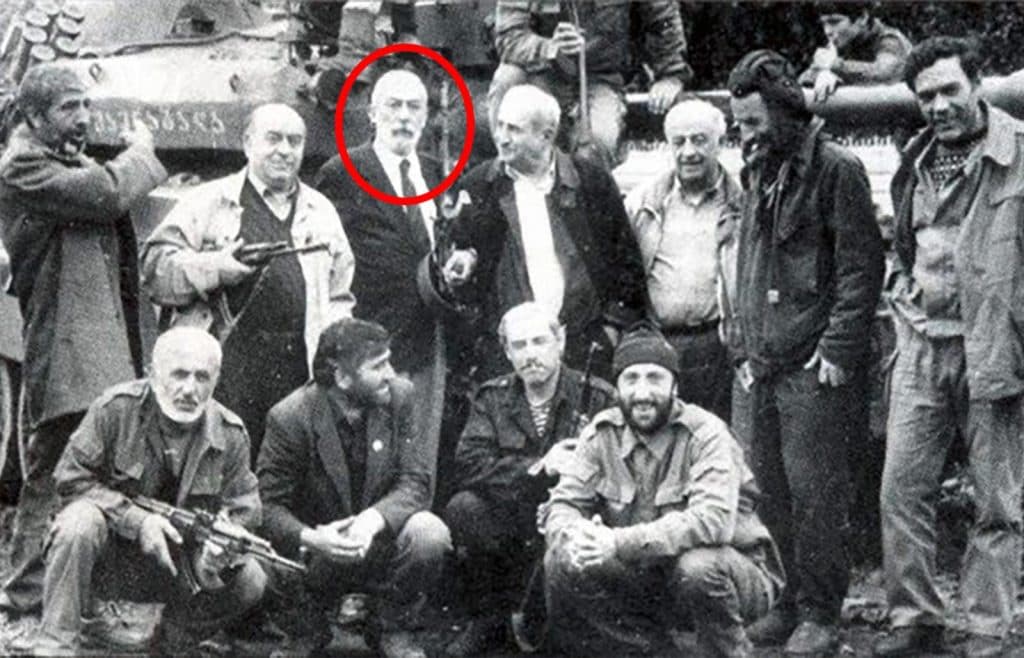 „ნაციონალური მოძრაობის“ სიის პირველი ნომერი, ყოფილი მხედრიონელი ბუბა კიკაბიძეა, რომელიც ებრძოდა ზვიად გამსახურდიას - image 2