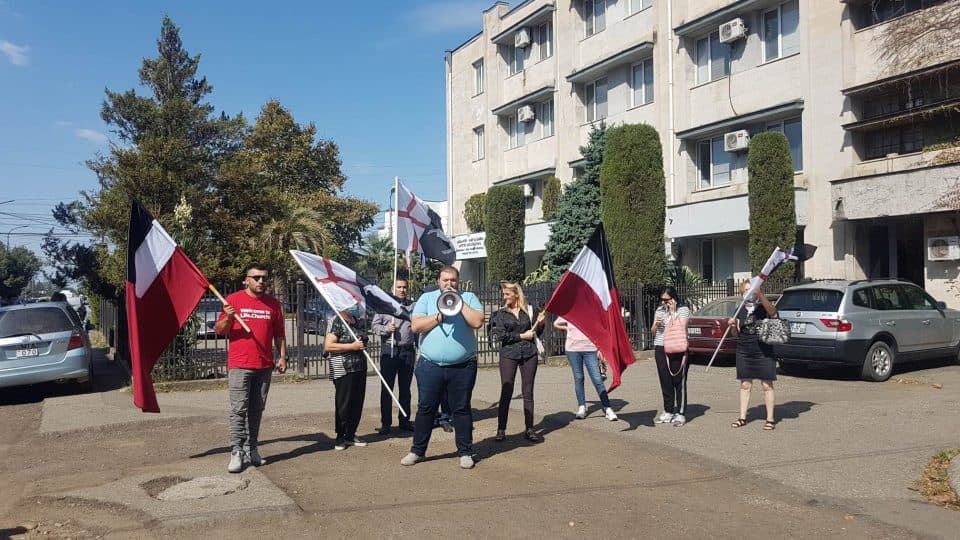 ზუგდიდის მაჟორიტარი დეპუტატობის კანდიდატმა გიორგი გაბედავამ საოლქო პროკურატურასთან აქცია გამართა