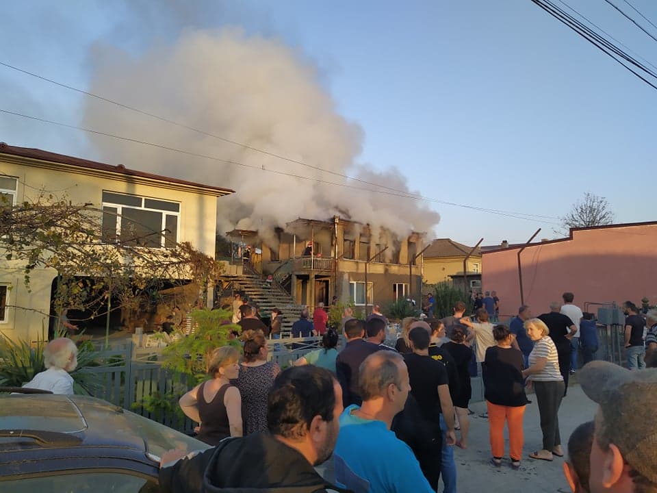 ზუგდიდში საცხოვრებელი სახლი იწვის