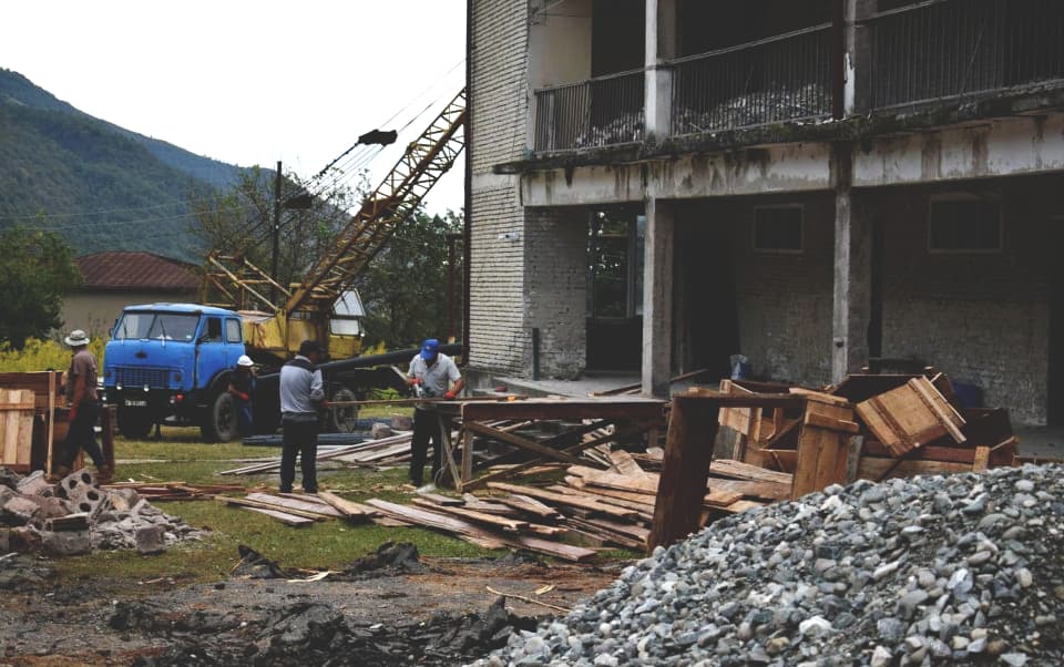 ჩქვალერში საჯარო სკოლის სრული სარეაბილიტაციო სამუშაოები მიმდინარეობს