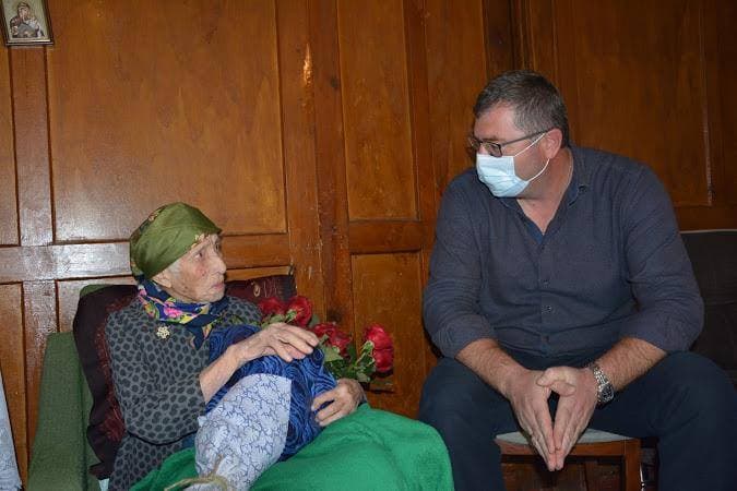 ჩხოროწყუს მერმა დათო გოგუამ სოფელ ნაფიჩხოვოში მცხოვრებ უხუცეს ქალბატონს 100 წლის იუბილე მიულოცა