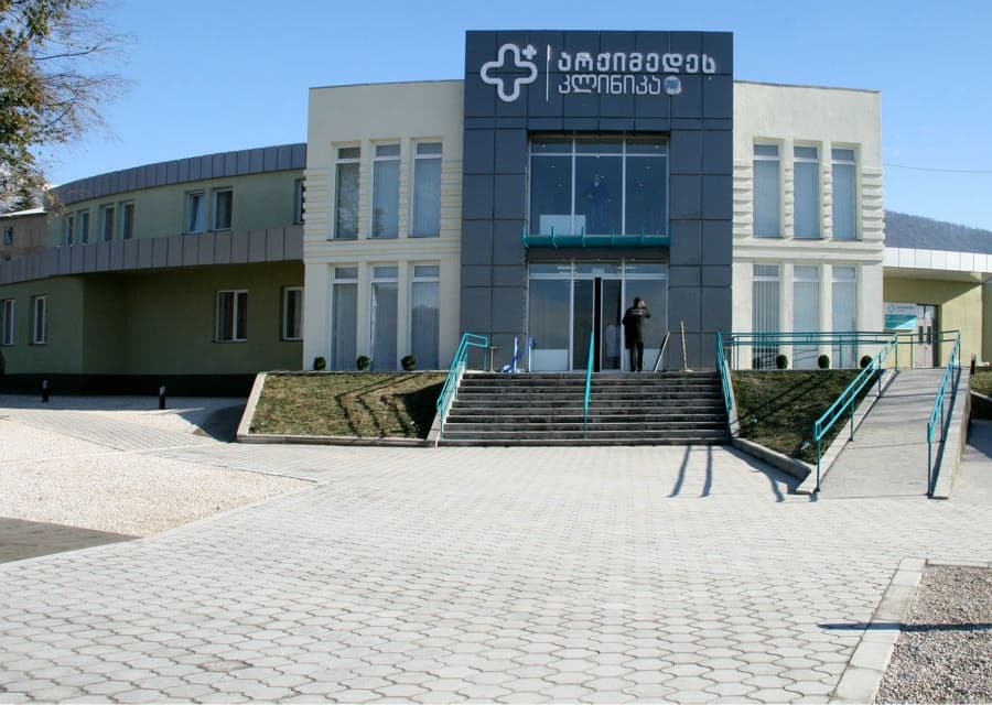 სენაკის კლინიკაში 88 წლის მამაკაცი კორონავირუსით გარდაიცვალა