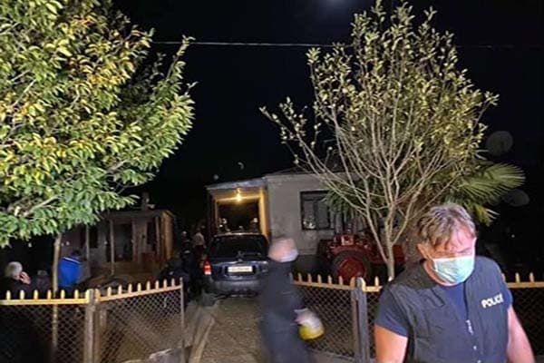 ესებუების სახლში 2 საათზე მეტია სამართალდამცველები მუშაობენ