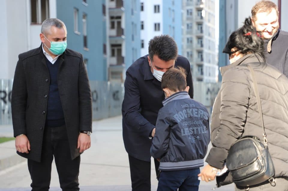 360 დევნილ ოჯახს ზუგდიდში ბინები გადაეცა