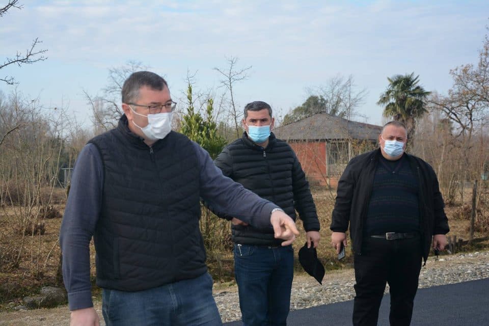 სოფელ ქვედა ჩხოროწყუში საავტომობილო გზის მეორე ფენის დაგება დასრულდა