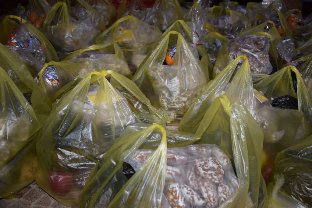 წალენჯიხაში, საბავშვო ბაღის აღსაზრდელებისთვის სასურსათო პროდუქტების დარიგება მიმდინარეობს - image 2