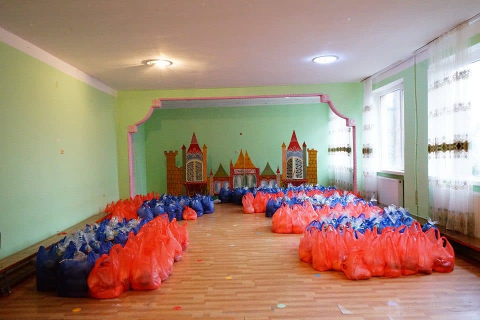 ქალაქ ფოთში საბავშვო ბაღის აღსაზრდელებისთვის საკვები პროდუქტების და საახალწლო საჩუქრების გაცემა დაიწყო