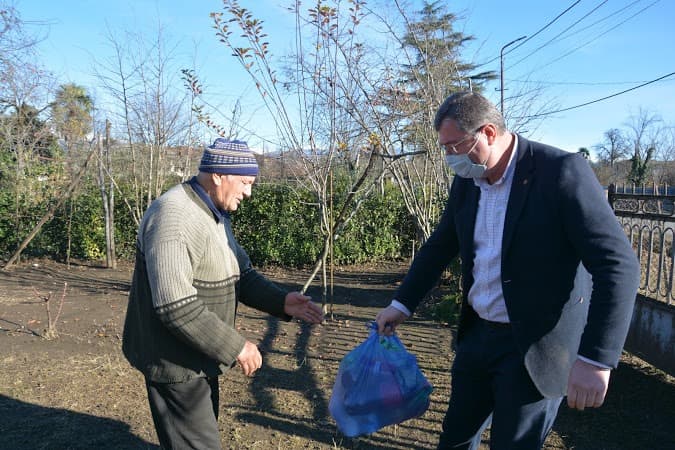 ჩხოროწუს მუნიციპალიტეტში საახალწლო ნობათის გაცემა მიმდინარეობს