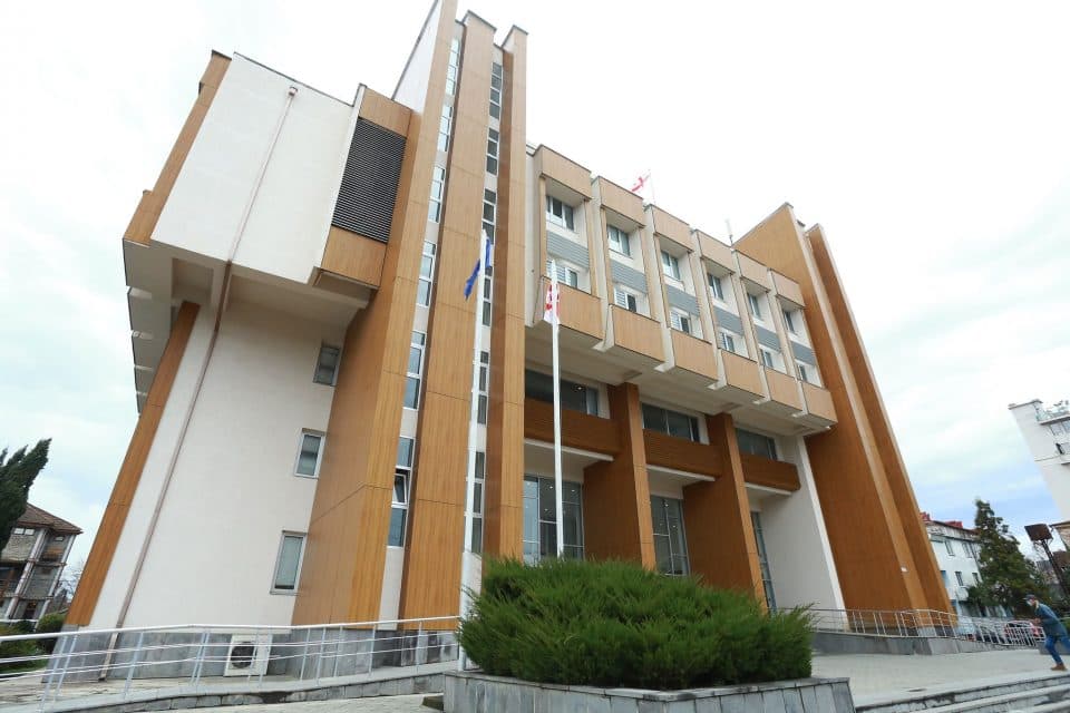 სამეგრელო-ზემო სვანეთში სახელმწიფო დროშებითაა მორთული კულტურის ძეგლები და ადმინისტრაციული შენობები