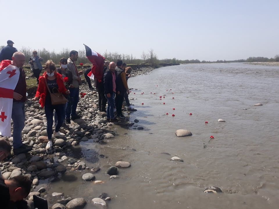 მდინარე ენგურში გარდაცვლილთა სულების უკვდავსაყოფად სიმბოლურად ყვავილები გაუშვეს - image 2