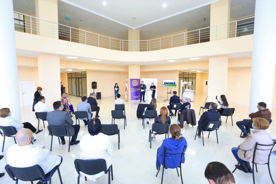 რუხის რესპუბლიკურ საავადმყოფოს „როტარი კლუბი თბილისი ამბასადორმა“ რენტგენის ციფრული პორტატული აპარატი გადასცა