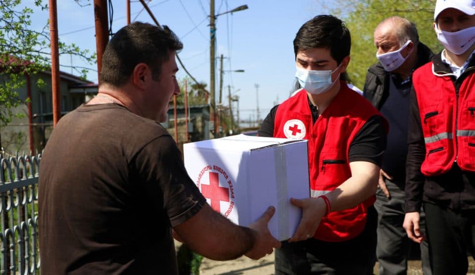წითელი ჯვარი და სენაკის მერია ადგილობრივ ბენეფიციარებს ეხმარება