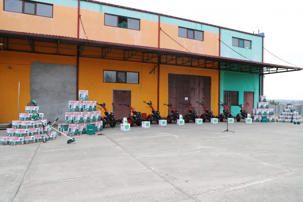 ზუგდიდში ჩასახლებულ დევნილებს აგრარული საქმიანობის მხარდაჭერის მიზნით დახმარება გაუწიეს - image 2